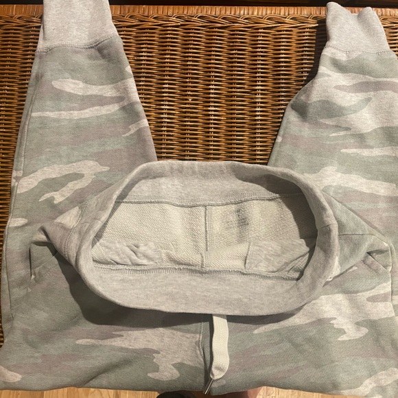 🔴3/$10🔴Aerie size small camouflage joggers - Picture 4 of 5